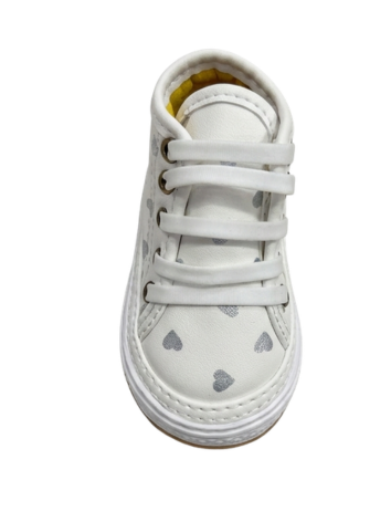 Tenis Caminantes para Niña "Dulce Corazón"– Blanco con Detalles Plateados (Suela Flexible)